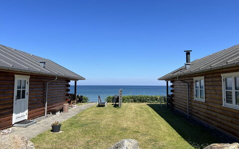 Ghita - 10M from the Sea: Træ, Tag, Arkitektur, Hjem, Hus, Sommerhus, Sidespor, Hårdttræ, Hældning, Estate