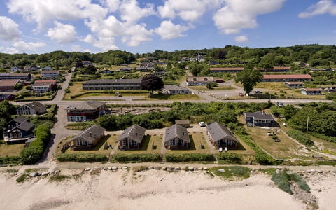 Ghita - 10M from the Sea: Træ, Tag, Arkitektur, Hjem, Hus, Sommerhus, Sidespor, Hårdttræ, Hældning, Estate