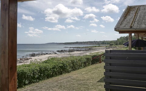Ghita - 10M from the Sea: Træ, Tag, Arkitektur, Hjem, Hus, Sommerhus, Sidespor, Hårdttræ, Hældning, Estate