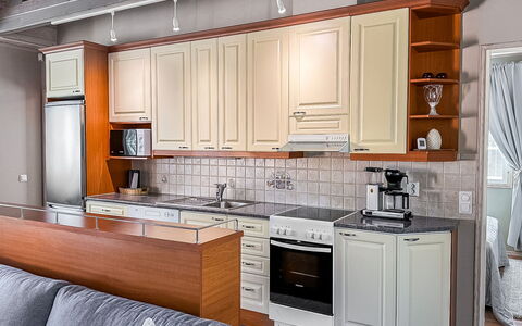 Villa Taikavuosseli: Køkken, Møbel, Cabinetry, Køkken Apparat, Countertop, Gulvbelægning, Større Bandage, Indretning, Træ, Etage