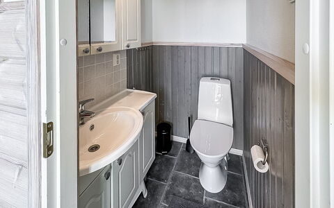 Villa Taikavuosseli: Sanitærarmatur, Toiletbræt, Træ, Gulvbelægning, Toilet, Etage, Badeværelse, Håndvask, Badeværelsesvask, Indretning