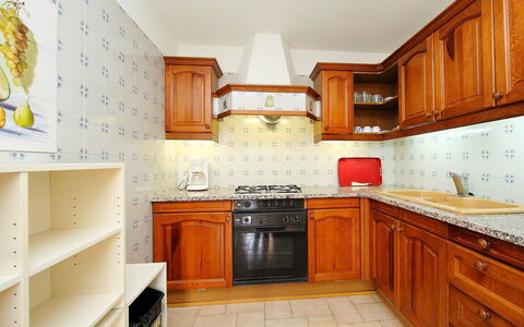 Roses 325: Ejendom, Countertop, Værelse, Cabinetry, Møbel, Køkken, Indretning, Bygning, Etage, Ejendom