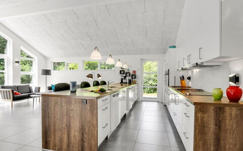 Patrice - 300M from the Sea: Køkken, Træ, Countertop, Indretning, Gulvbelægning, Loft, Større Bandage, Møbel, Cabinetry, Køkken Apparat