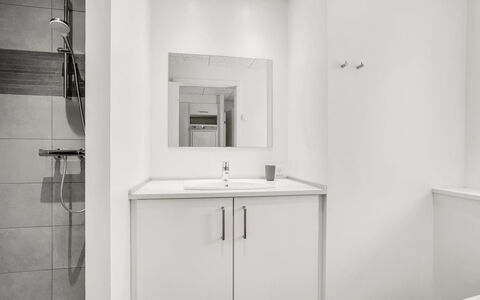 Patrice - 300M from the Sea: Gulvbelægning, Indretning, Etage, Sanitærarmatur, Badeværelse, Vvs, Håndvask, Badeværelsesvask, Loft, Værelse