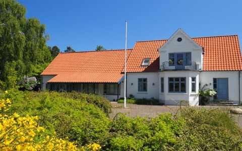 Øthulf - 200M from the Sea: Træ, Tag, Arkitektur, Hjem, Hus, Sommerhus, Sidespor, Hårdttræ, Hældning, Estate