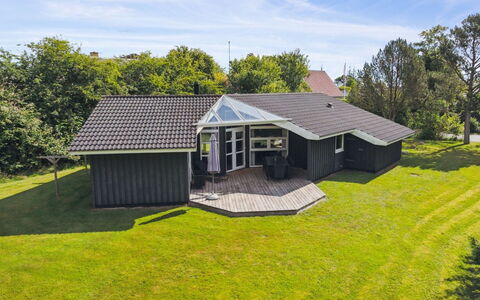 Falka - 300M from the Sea: Træ, Tag, Arkitektur, Hjem, Hus, Sommerhus, Sidespor, Hårdttræ, Hældning, Estate