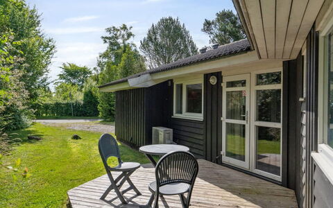 Falka - 300M from the Sea: Træ, Tag, Arkitektur, Hjem, Hus, Sommerhus, Sidespor, Hårdttræ, Hældning, Estate