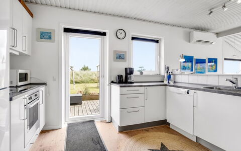 Hejdi - 650M from the Sea: Hjem, Køkken, Trægulve, Hårdttræ, Stol, Dagslys, Maling, Countertop, Aluminium, Skorsten