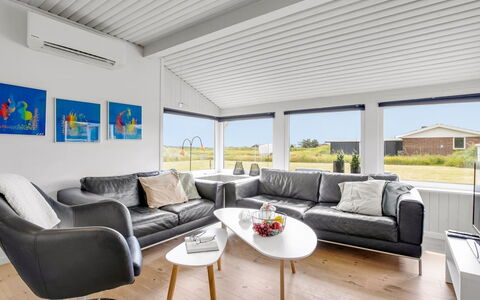 Hejdi - 650M from the Sea: Indretning, Loft, Gulvbelægning, Couch, Etage, Hjem, Møbel, Stue, Design