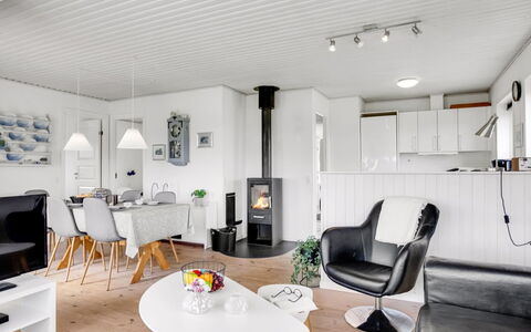 Hejdi - 650M from the Sea: Indretning, Møbel, Gulvbelægning, Loft, Stue, Hjem, Etage, Belysning, Værelse, Lysarmatur