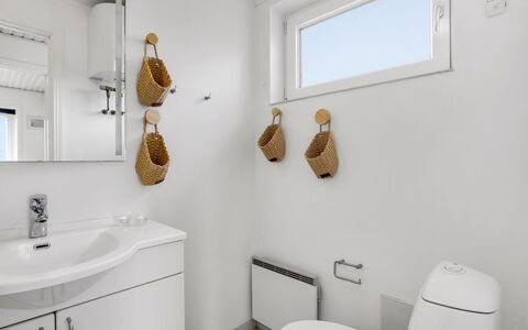 Hejdi - 650M from the Sea: Sanitærarmatur, Indretning, Væg, Gulvbelægning, Håndvask, Etage, Badeværelsesvask, Badeværelse, Toilet, Tap