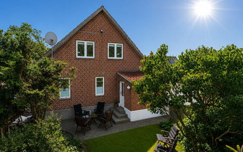 Ancel - 1.5Km to the Fjord: Bygning, Væg, Græs, Vindue, Hus, Busk, Facade, Boligområde, Arkitektur, Hjem