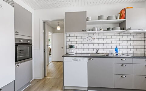 Ancel - 1.5Km to the Fjord: Køkken, Countertop, Køkken Apparat, Cabinetry, Gulvbelægning, Indretning, Større Bandage, Træ, Etage, Skuffe