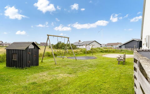 Hansa - 300M from the Sea: Tag, Hus, Hjem, Sommerhus, Sidespor, Estate, Indkørsel, Garden Bygninger, Gård, Skur