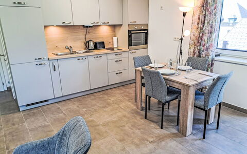 Reifnitz 300: Møbel, Gulvbelægning, Indretning, Etage, Countertop, Cabinetry, Køkken, Køkken & Spisebord, Lejlighed, Stol