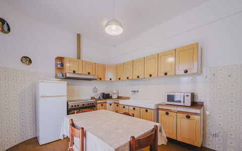 Daniela: Cabinetry, Ejendom, Countertop, Bord, Træ, Køkken, Køkken Apparat, Stol, Gulvbelægning, Indretning