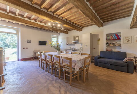 Le Casaline Di Sopra, Massa Marittima: Bord, Møbel, Ejendom, Couch, Stueplante, Træ, Vindue, Indretning, Gulvbelægning, Etage