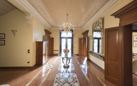 Villa Paola In Padova With Ac: Ejendom, Bygning, Træ, Billedramme, Hal, Indretning, Gulvbelægning, Etage, Dør, Væg
