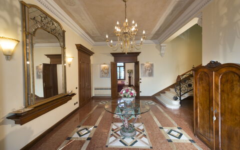 Villa Paola In Padova With Ac: Ejendom, Billedramme, Belysning, Træ, Indretning, Spejl, Etage, Hal, Gulvbelægning, Bygning