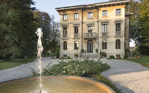 Villa Paola In Padova With Ac: Vand, Bygning, Plante, Ejendom, Himmel, Vindue, Springvand, Græs, Træ, Ejendom