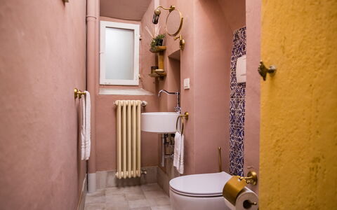 Rose's Palace: Ejendom, Bygning, Sanitærarmatur, Træ, Purple, Badeværelsesvask, Toiletbræt, Toilet, Håndvask, Badeværelse
