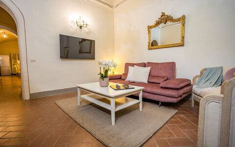 Rose's Palace: Couch, Møbel, Ejendom, Bord, Billedramme, Træ, Bygning, Komfort, Stue, Indretning