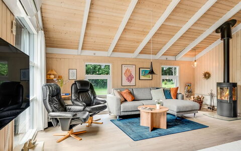 Amundi - 500M from the Sea: Møbel, Træ, Indretning, Gulvbelægning, Loft, Couch, Stue, Etage, Trægulve, Belysning