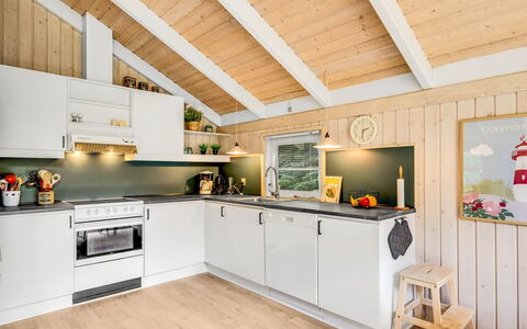 Amundi - 500M from the Sea: Træ, Loft, Indretning, Køkken, Gulvbelægning, Hjem, Countertop, Møbel, Etage, Cabinetry