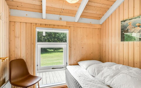 Amundi - 500M from the Sea: Træ, Soveværelse, Indretning, Loft, Gulvbelægning, Seng, Etage, Hjem, Bed Frame, Hårdttræ