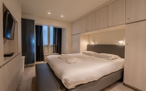 Bella Ii with Harbour View: Møbel, Bygning, Komfort, Træ, Textile, Cabinetry, Bed Frame, Seng, Indretning, Lampe