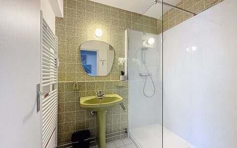 De Haan 420: Badeværelse, Badeværelsesvask, Indretning, Sanitærarmatur, Gulvbelægning, Etage, Væg, Toilet, Loft, Håndvask