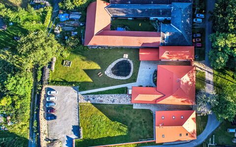 Horni Plana 100: Ejendom, Verden, Blå, Azure, Plante, Vand, Urban Design, Vegetationen, Træ, Biome