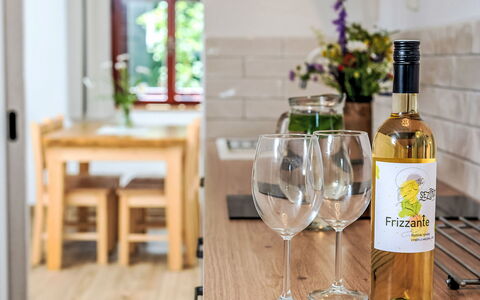 Horni Plana 100: Bordservice, Bord, Flaske, Møbel, Drinkware, Glasservice, Stol, Vinglas, Barware, Vin
