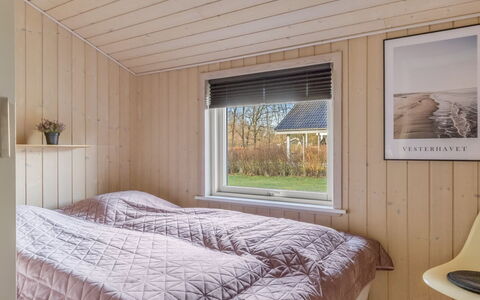 Næwe - 30Km from the Sea: Træ, Soveværelse, Loft, Seng, Sengetøj, Etage, Sengetøj, Indretning, Bed Frame, Værelse