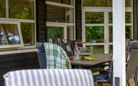 Næwe - 30Km from the Sea: Møbel, Træ, Stol, Veranda, Udendørs Møbler, Bord, Udendørs Bord, Skygge, Gårdhave, Kaffebord