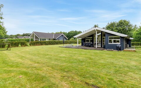 Næwe - 30Km from the Sea: Hjem, Sommerhus, Estate, Lawn, Skygge, Stuehus, Sidespor, Gård, Garden Bygninger, Veranda