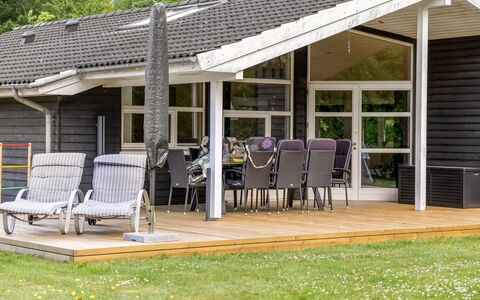 Næwe - 30Km from the Sea: Træ, Veranda, Sommerhus, Skygge, Hårdttræ, Dør, Udendørs Møbler, Dæk, Stol, Udendørs Struktur