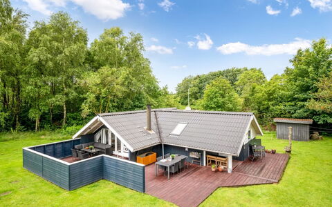 Giselle - 10Km from the Sea: Møbel, Indretning, Gulvbelægning, Etage, Loft, Værelse, Stol, Bord, Lejlighed, Køkken & Spisebord