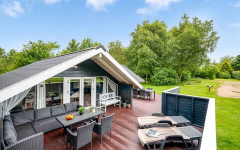 Giselle - 10Km from the Sea: Møbel, Indretning, Gulvbelægning, Etage, Loft, Værelse, Stol, Bord, Lejlighed, Køkken & Spisebord