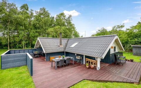 Giselle - 10Km from the Sea: Møbel, Indretning, Gulvbelægning, Etage, Loft, Værelse, Stol, Bord, Lejlighed, Køkken & Spisebord