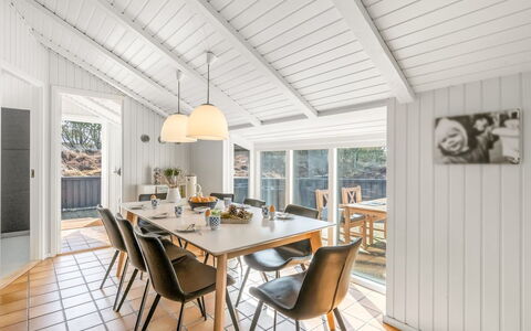 Emin - 700M from the Sea: Træ, Indretning, Loft, Gulvbelægning, Etage, Køkken & Spisebord, Trægulve, Hjem, Spisestue, Stol
