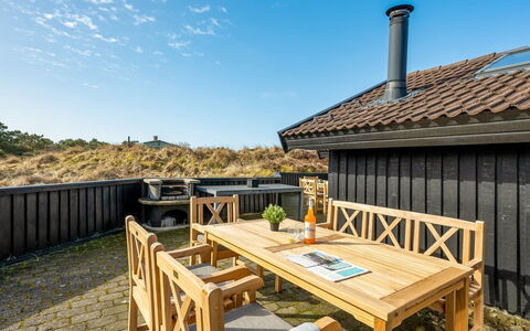 Emin - 700M from the Sea: Træ, Dør, Veranda, Hårdttræ, Dæk, Sommerhus, Planke, Skygge, Bejdse, Tømmer