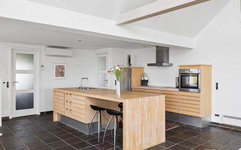 Ubavka - 101M from the Sea: Gulvbelægning, Møbel, Træ, Cabinetry, Indretning, Køkken, Countertop, Etage, Loft, Belysning