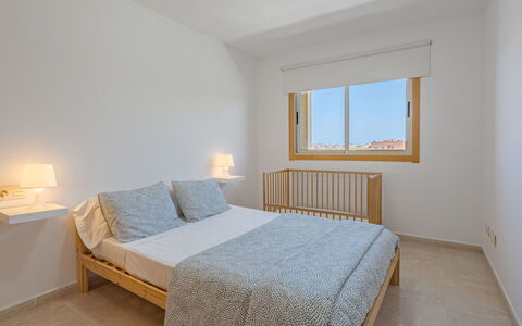 La Perla: Møbel, Vindue, Bygning, Komfort, Azure, Træ, Seng, Bed Frame, Textile