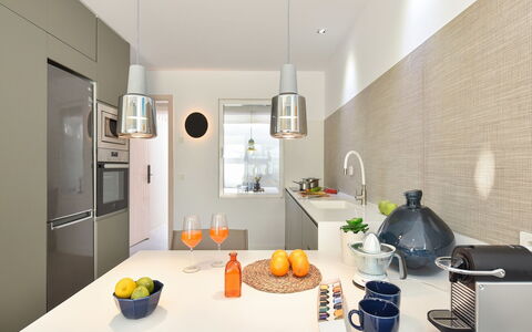 New Velsuites Ii: Ejendom, Mad, Bord, Cabinetry, Bordservice, Indretning, Orange, Køkken, Etage