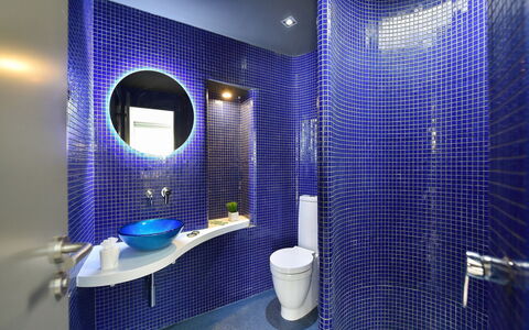 New Velsuites Ii: Spejl, Sanitærarmatur, Ejendom, Purple, Blå, Badeværelse, Håndvask, Azure, Indretning, Arkitektur