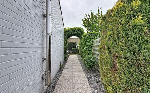 Reynaertpark with Parking: Væg, Grøn, Busk, Bunddække, Hæk, Have, Walkway, Indkørsel, Landscaping
