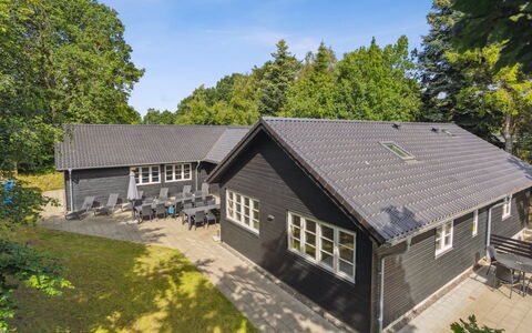 Jalina - 200M from the Sea: Svømmepøl, Udendørs Møbler, Møbel, Udvej, Flise, Eco Hotel, Skygge, Stol, Fritid, Estate