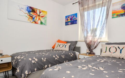 Kiki: Ejendom, Møbel, Vindue, Bygning, Textile, Komfort, Indretning, Skygge, Etage, Seng