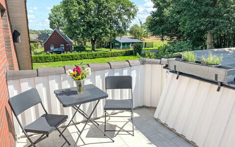 Winona: Møbel, Ejendom, Plante, Stol, Bygning, Himmel, Blomst, Blomsterkrukke, Skygge, Bord